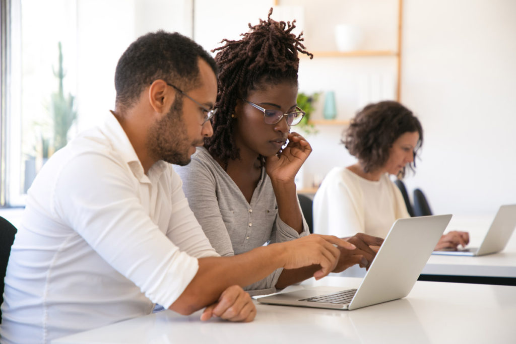 studenti al lavoro con pc